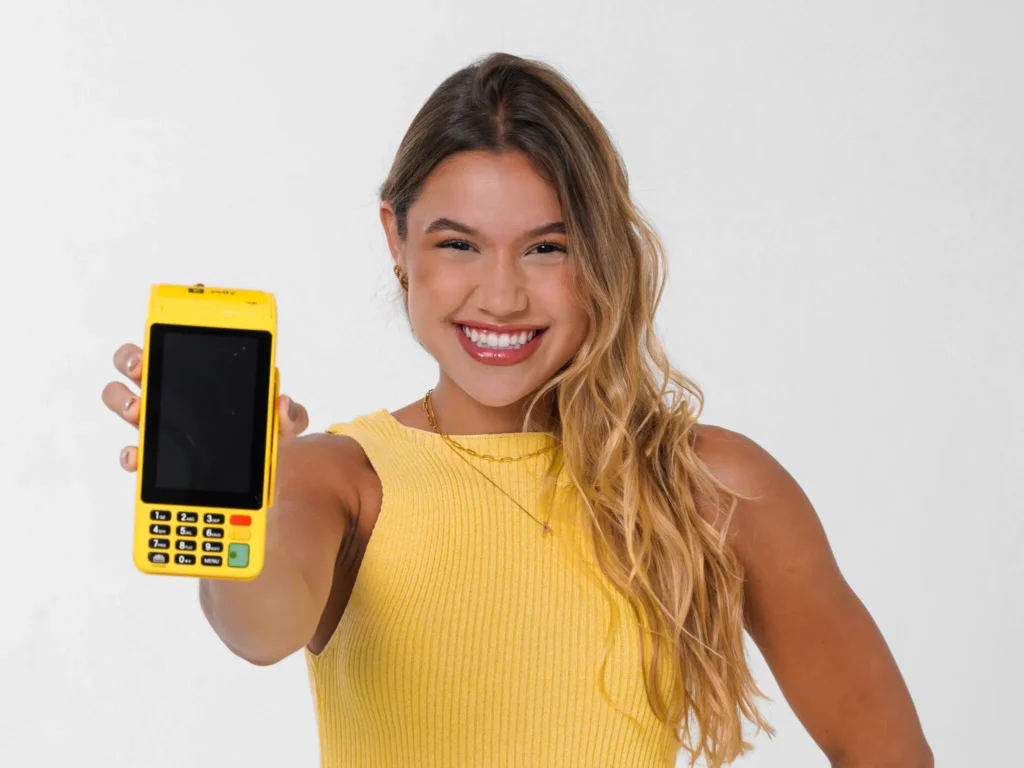 Mulher segurando a maquininha de cartão Yelly Pro da Yelly